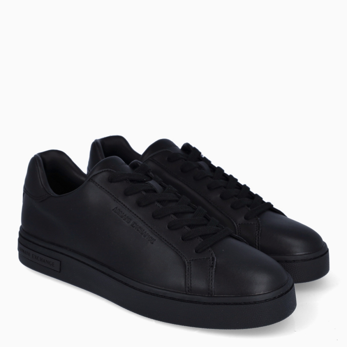 Deportivas de la marca Armani Exchange, modelo XM0. Exterior en polipiel color negro liso. Interior en piel color negro, con plantilla acolchada y extraíble para máxima comodidad. Cierre de las deportivas con cordones. Deportivas con suela con 3cm de plataforma. Estas deportivas Armani Exchange XM0 son un complemento clásico e ideal de comodidad y estilo para tu día a día.