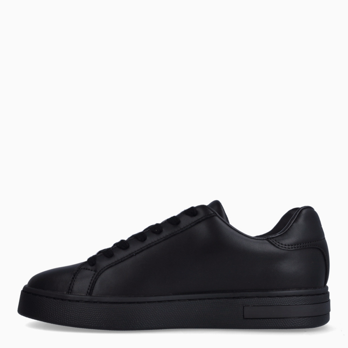 Deportivas de la marca Armani Exchange, modelo XM0. Exterior en polipiel color negro liso. Interior en piel color negro, con plantilla acolchada y extraíble para máxima comodidad. Cierre de las deportivas con cordones. Deportivas con suela con 3cm de plataforma. Estas deportivas Armani Exchange XM0 son un complemento clásico e ideal de comodidad y estilo para tu día a día.
