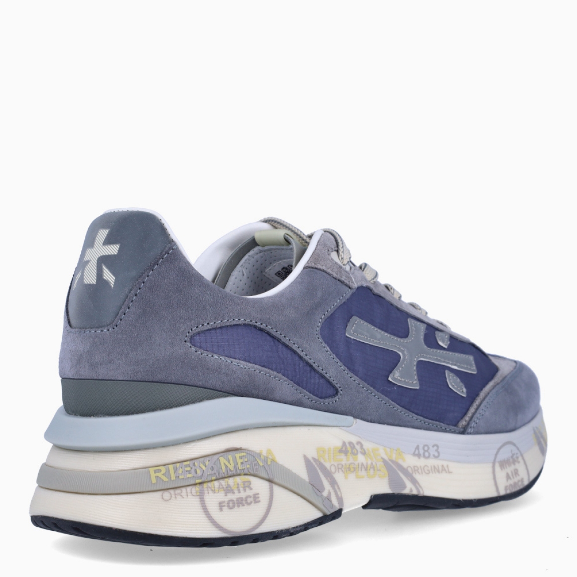 Deportiva clásica de la marca Premiata, modelo MICK. Exterior de la deportiva de naylon de color azul, con detalles de ante de color gris. Interior de la deportiva de piel de color blanco. Cierre de la deportiva con cordones. Deportiva con suela de goma de 3 cm de cuña. Deportiva con plantilla acolchada y de piel para garantizar la máxima comodidad. La deportiva MICK de Premiata es una deportiva cómoda, perfecta para cualquier plan!