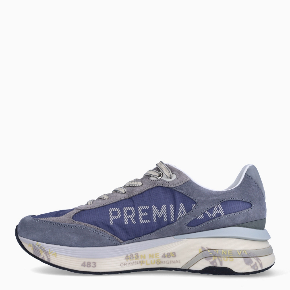 Deportiva clásica de la marca Premiata, modelo MICK. Exterior de la deportiva de naylon de color azul, con detalles de ante de color gris. Interior de la deportiva de piel de color blanco. Cierre de la deportiva con cordones. Deportiva con suela de goma de 3 cm de cuña. Deportiva con plantilla acolchada y de piel para garantizar la máxima comodidad. La deportiva MICK de Premiata es una deportiva cómoda, perfecta para cualquier plan!
