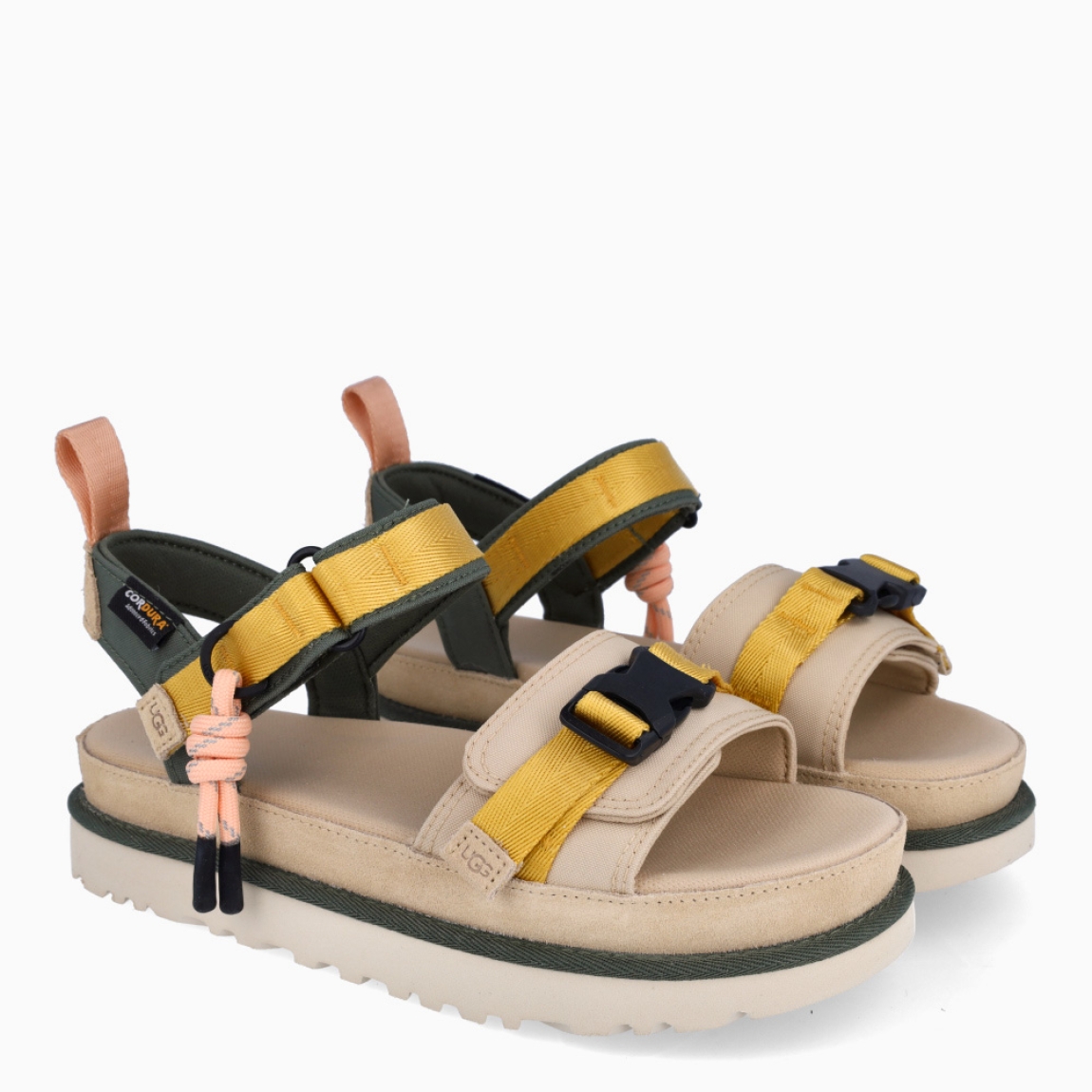 Sandalias de la marca UGG, modelo MULTI. Elaboradas en naylon multicolor. Sandalias con forro textil hecho de fibras de poliéster 100 % reciclado. Cierre de sandalias UGG con doble velcro en pala. El tejido de la plantilla está fabricado con fibras de poliéster 100 % reciclado, la plantilla cuenta con un tratamiento antiolores a base de menta. Suela de goma EVA de caña de azúcar. Estas sandalias UGG MULTI son un complemento ideal para gozar de comodidad absoluta!