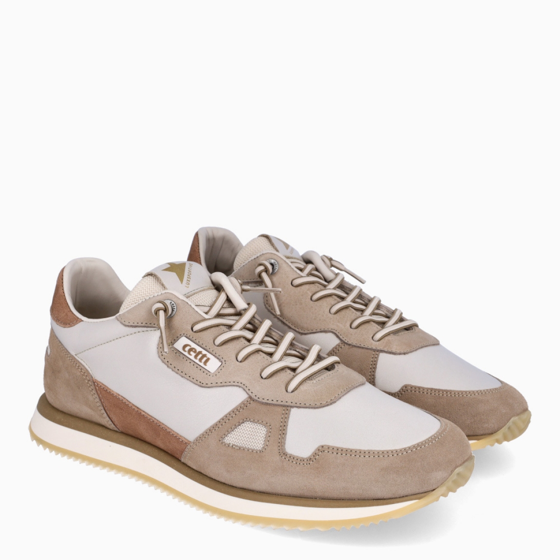 Deportivas de la marca Cetti, modelo C-1397. Elaborado en piel color beig con detalle en ante y logotipo de la marca. Interior de las Cetti en piel color blanco. Cierre con cordones elásticos beig. Suela de deportiva Cetti con suela plana de goma. Estas deportivas Cetti C-1397 son un complemento clásico y cómodo, ideal para tu día a día!