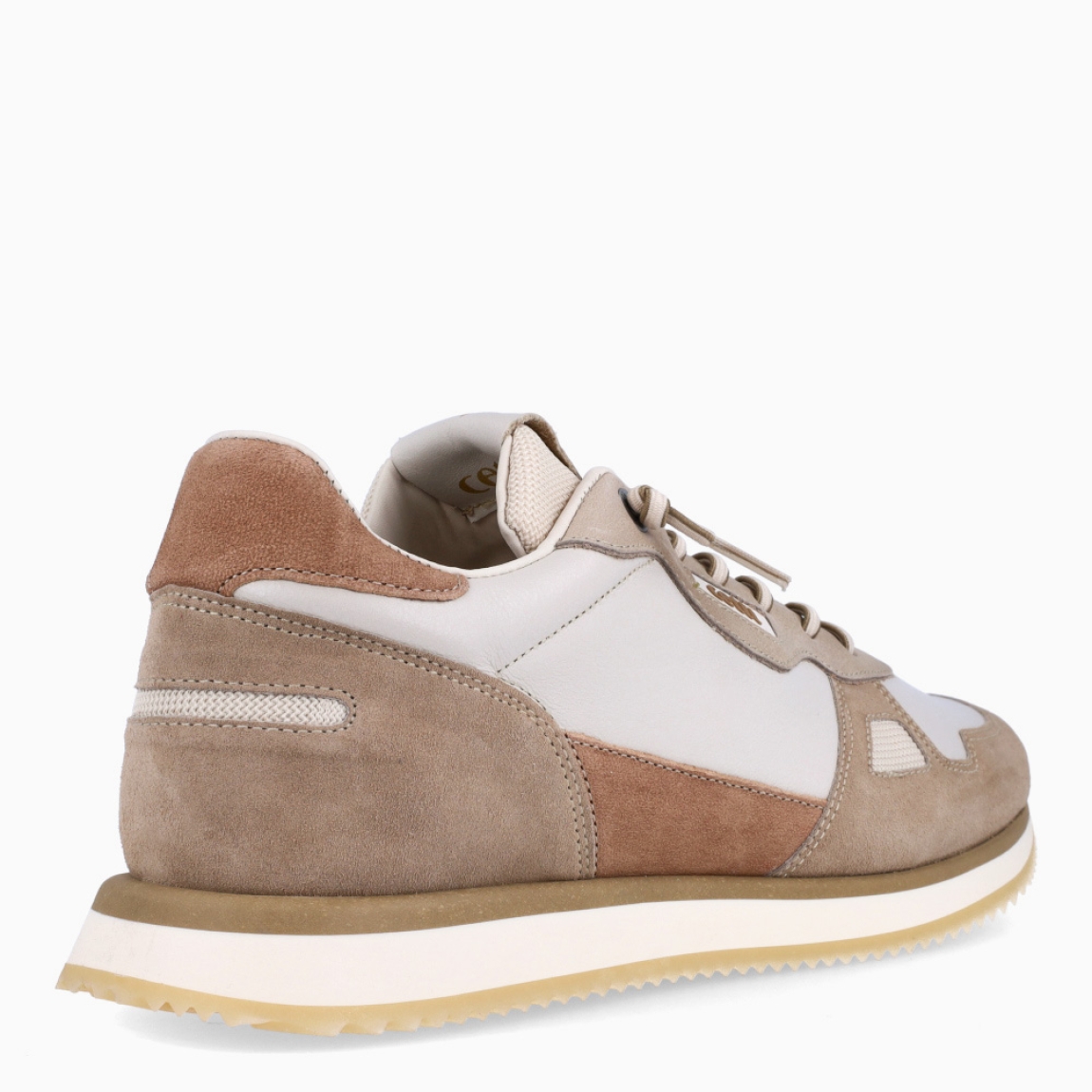 Deportivas de la marca Cetti, modelo C-1397. Elaborado en piel color beig con detalle en ante y logotipo de la marca. Interior de las Cetti en piel color blanco. Cierre con cordones elásticos beig. Suela de deportiva Cetti con suela plana de goma. Estas deportivas Cetti C-1397 son un complemento clásico y cómodo, ideal para tu día a día!