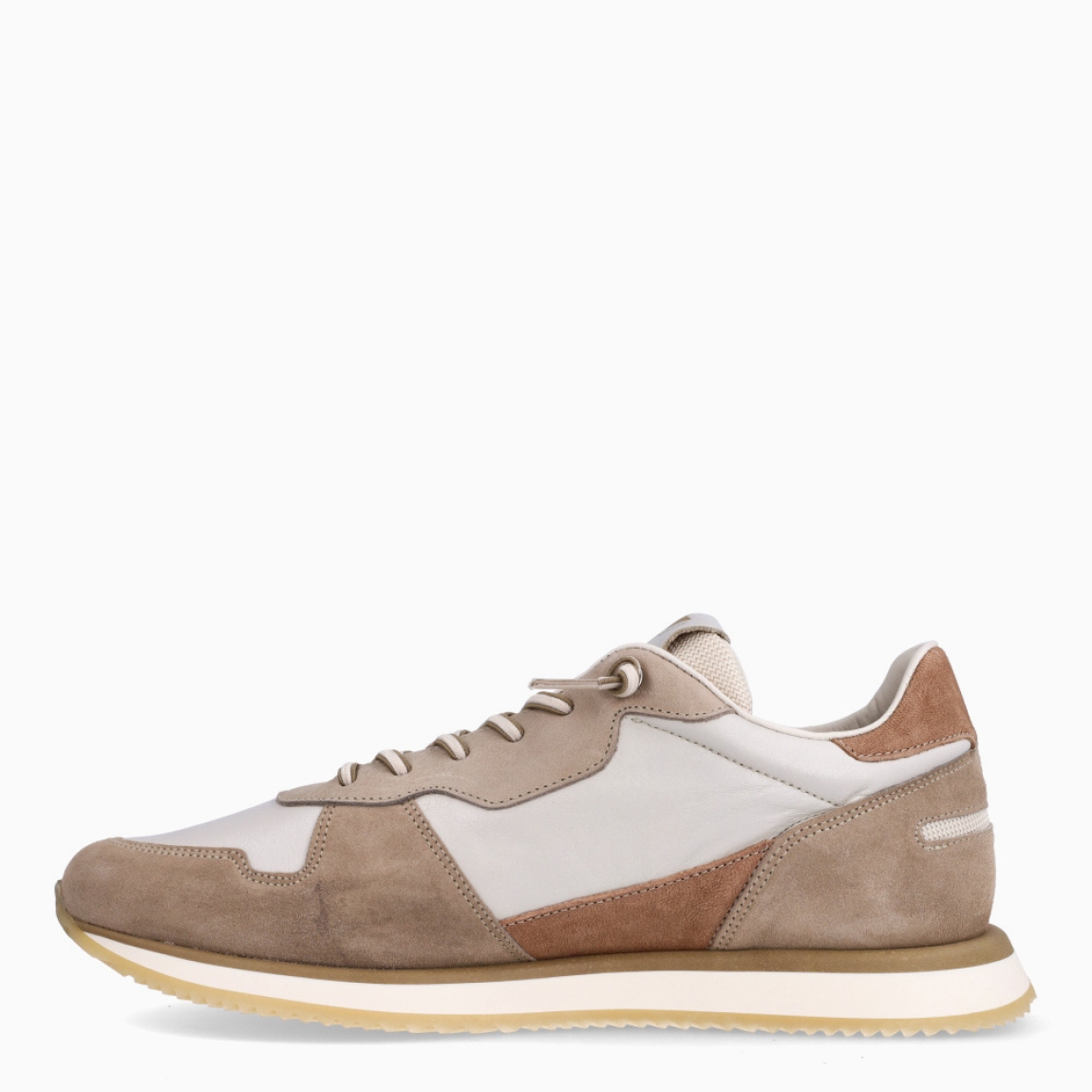Deportivas de la marca Cetti, modelo C-1397. Elaborado en piel color beig con detalle en ante y logotipo de la marca. Interior de las Cetti en piel color blanco. Cierre con cordones elásticos beig. Suela de deportiva Cetti con suela plana de goma. Estas deportivas Cetti C-1397 son un complemento clásico y cómodo, ideal para tu día a día!