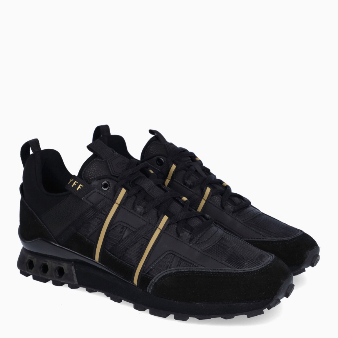 Deportiva de la marca Cruyff, modelo 998. Exterior de la deportiva en naylon de color negro. Interior de la deportiva en textil de color negro. Cierre de la deportiva con cordones. Suela de goma dentada de 2 cm. Los tubos hexagonales color dorado son diseñados para permitir la entrada de aire a la parte posterior de la zapatilla, proporcionando un extra de soporte al pie. Plantilla muy cómoda, acolchada para garantizar el máximo confort. La deportiva Cruyff 998 es una nueva y exclusiva technología de Cruyff que mejora el rendimiento gracias a una mayor amortiguación.