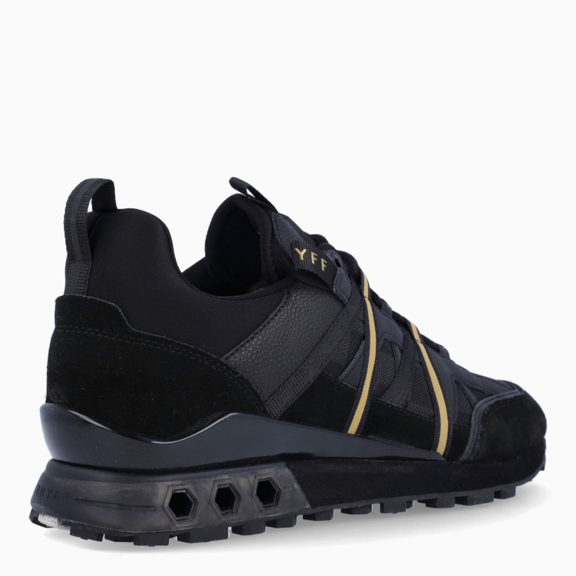 Deportiva de la marca Cruyff, modelo 998. Exterior de la deportiva en naylon de color negro. Interior de la deportiva en textil de color negro. Cierre de la deportiva con cordones. Suela de goma dentada de 2 cm. Los tubos hexagonales color dorado son diseñados para permitir la entrada de aire a la parte posterior de la zapatilla, proporcionando un extra de soporte al pie. Plantilla muy cómoda, acolchada para garantizar el máximo confort. La deportiva Cruyff 998 es una nueva y exclusiva technología de Cruyff que mejora el rendimiento gracias a una mayor amortiguación.