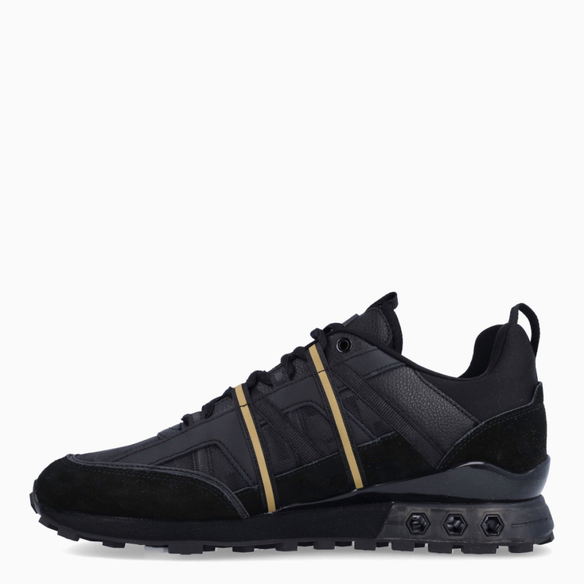 Deportiva de la marca Cruyff, modelo 998. Exterior de la deportiva en naylon de color negro. Interior de la deportiva en textil de color negro. Cierre de la deportiva con cordones. Suela de goma dentada de 2 cm. Los tubos hexagonales color dorado son diseñados para permitir la entrada de aire a la parte posterior de la zapatilla, proporcionando un extra de soporte al pie. Plantilla muy cómoda, acolchada para garantizar el máximo confort. La deportiva Cruyff 998 es una nueva y exclusiva technología de Cruyff que mejora el rendimiento gracias a una mayor amortiguación.