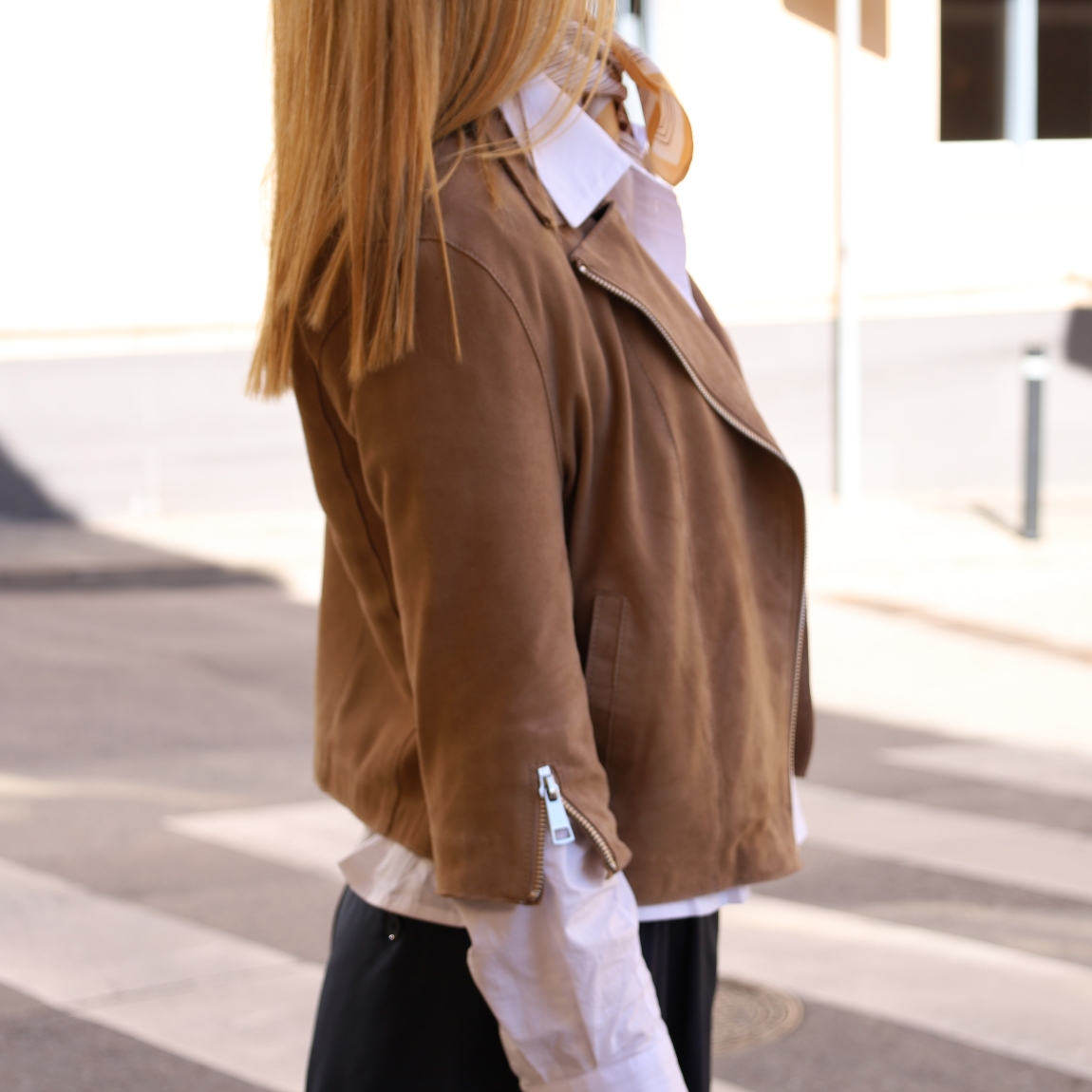 Chaqueta de la marca The Jack Leathers, modelo MIMI. Chaqueta elaborada en piel de alta calidad color taupe. Chaqueta The Jack Leathers con detalle de cremallera como cierre principal y en las mangas. Chaqueta con cuello abierto. Este modelo MIMI es un complemento ideal para esta temporada!
