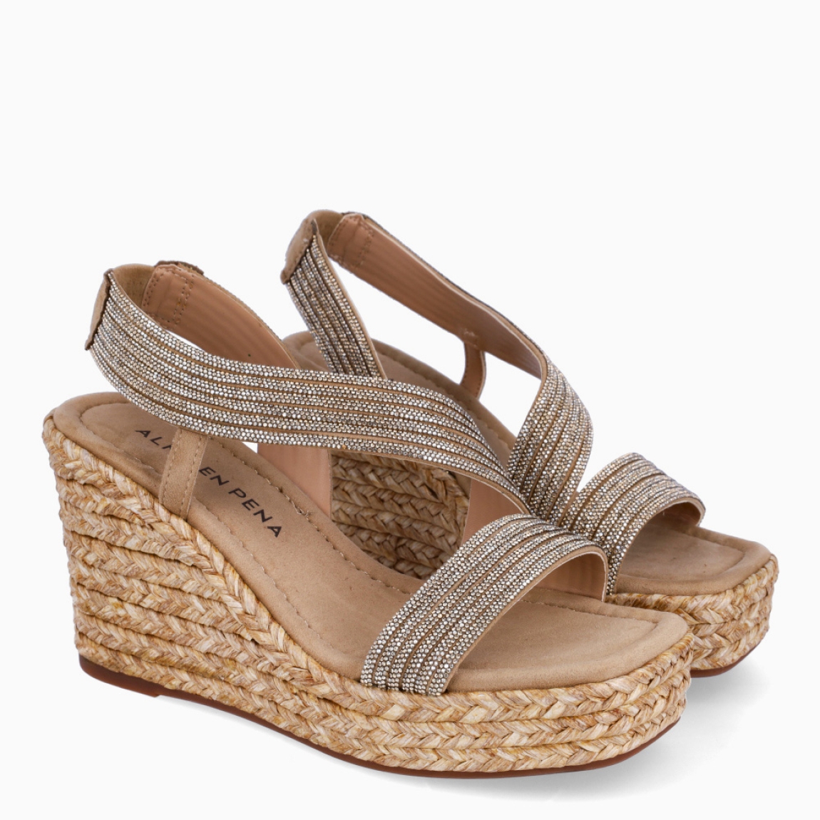 Sandalias de la marca Alma en Pena, modelo LARISSA. Exterior de las sandalias en ante color camel con tiras brillantes. Interior de las sandalias en ante color camel. Cierre de las sandalias Alma en Pena con gomas elásticas y cuña de 9cm de altura. Estas sandalias Alma en Pena LARISSA tienen el diseño y elegancia que necesitas para destacar tus looks de temporada. No te pueden faltar en el armario.