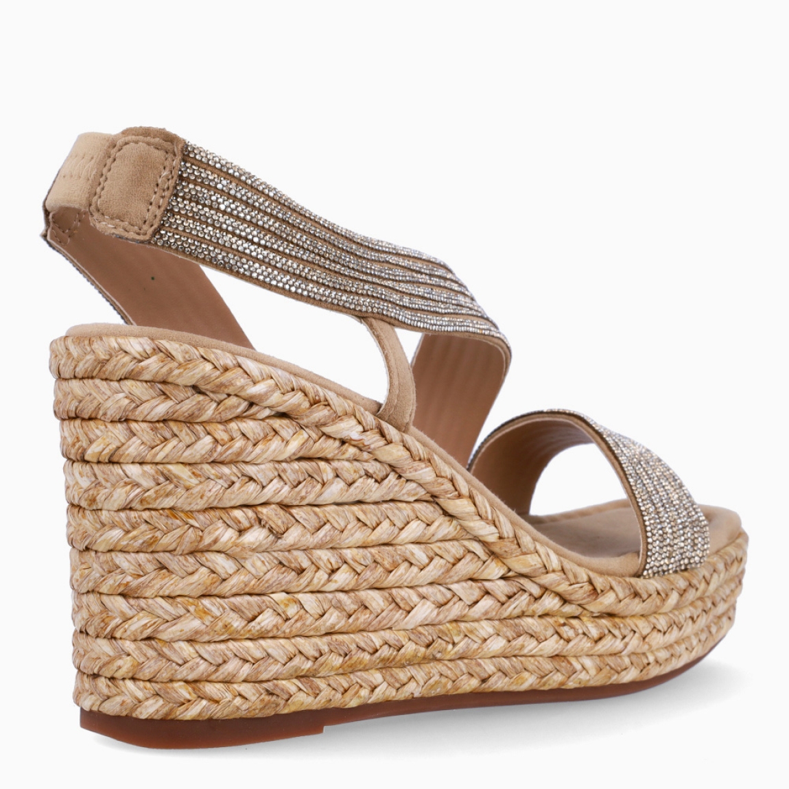 Sandalias de la marca Alma en Pena, modelo LARISSA. Exterior de las sandalias en ante color camel con tiras brillantes. Interior de las sandalias en ante color camel. Cierre de las sandalias Alma en Pena con gomas elásticas y cuña de 9cm de altura. Estas sandalias Alma en Pena LARISSA tienen el diseño y elegancia que necesitas para destacar tus looks de temporada. No te pueden faltar en el armario.