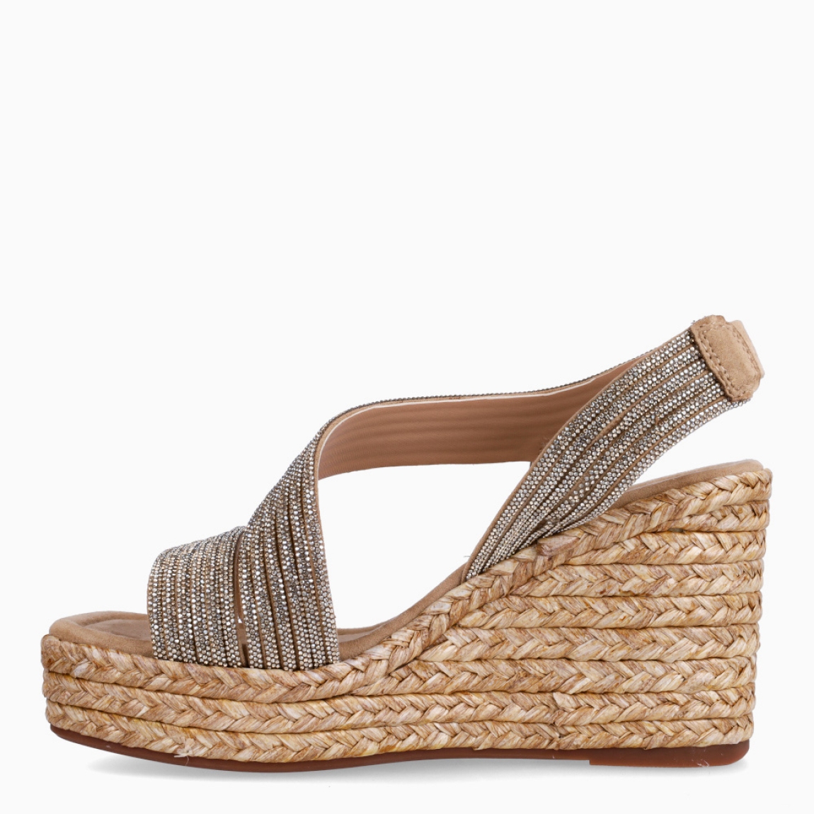 Sandalias de la marca Alma en Pena, modelo LARISSA. Exterior de las sandalias en ante color camel con tiras brillantes. Interior de las sandalias en ante color camel. Cierre de las sandalias Alma en Pena con gomas elásticas y cuña de 9cm de altura. Estas sandalias Alma en Pena LARISSA tienen el diseño y elegancia que necesitas para destacar tus looks de temporada. No te pueden faltar en el armario.