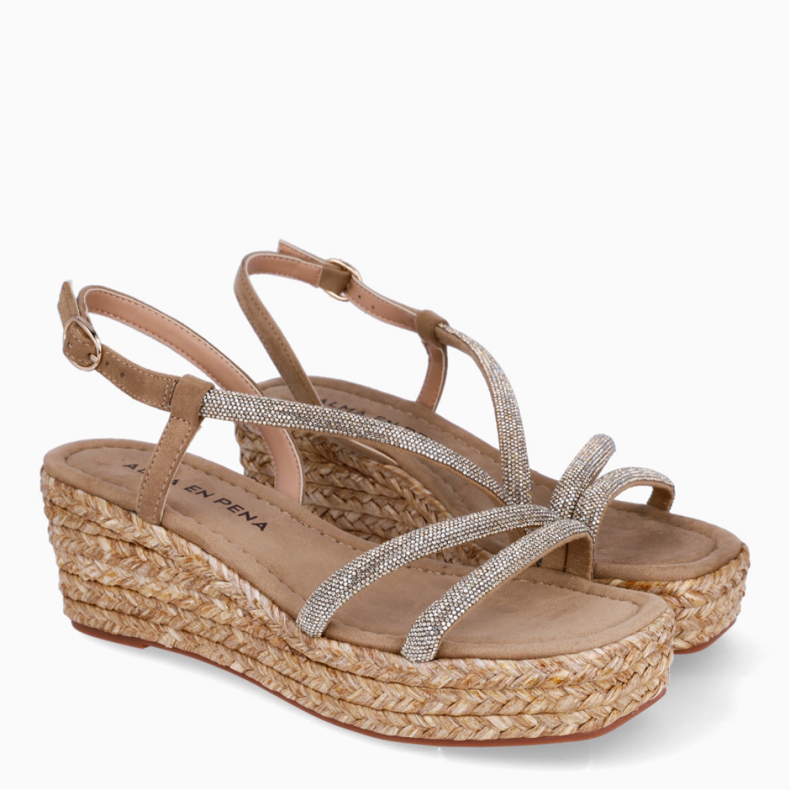 Sandalias de la marca Alma en Pena, modelo MICAELA. Exterior de las sandalias en ante color camel con tiras brillantes. Interior de las sandalias en ante color camel. Cierre de las sandalias Alma en Pena con hebilla y cuña trenzada de 6cm de altura. Estas sandalias Alma en Pena MICAELA tienen el diseño y elegancia que necesitas para destacar tus looks de temporada. No te pueden faltar en el armario.