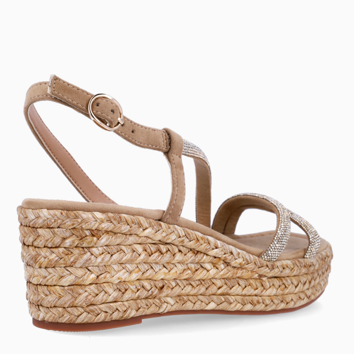 Sandalias de la marca Alma en Pena, modelo MICAELA. Exterior de las sandalias en ante color camel con tiras brillantes. Interior de las sandalias en ante color camel. Cierre de las sandalias Alma en Pena con hebilla y cuña trenzada de 6cm de altura. Estas sandalias Alma en Pena MICAELA tienen el diseño y elegancia que necesitas para destacar tus looks de temporada. No te pueden faltar en el armario.