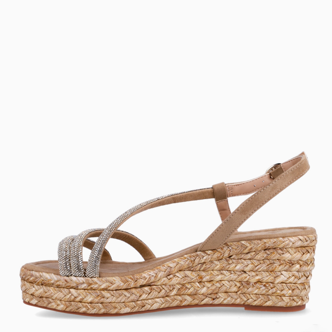 Sandalias de la marca Alma en Pena, modelo MICAELA. Exterior de las sandalias en ante color camel con tiras brillantes. Interior de las sandalias en ante color camel. Cierre de las sandalias Alma en Pena con hebilla y cuña trenzada de 6cm de altura. Estas sandalias Alma en Pena MICAELA tienen el diseño y elegancia que necesitas para destacar tus looks de temporada. No te pueden faltar en el armario.