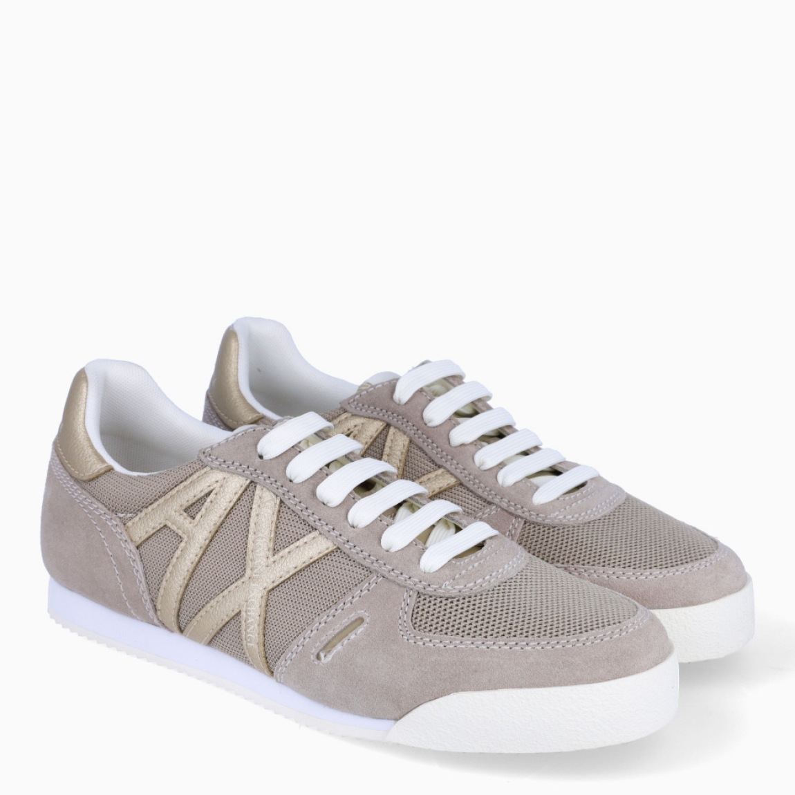 Deportivas de la marca Armani Exchange, modelo XM94. Exterior en naylon color beig con logotipo de marca en dorado. Interior en piel color blanco, con plantilla acolchada y extraíble para máxima comodidad. Cierre de las deportivas con cordones. Deportivas con suela plana de goma. Estas deportivas Armani Exchange XM94 son un complemento clásico e ideal de comodidad y estilo para tu día a día.