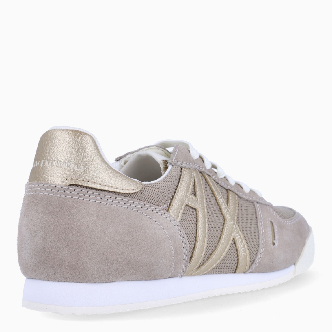 Deportivas de la marca Armani Exchange, modelo XM94. Exterior en naylon color beig con logotipo de marca en dorado. Interior en piel color blanco, con plantilla acolchada y extraíble para máxima comodidad. Cierre de las deportivas con cordones. Deportivas con suela plana de goma. Estas deportivas Armani Exchange XM94 son un complemento clásico e ideal de comodidad y estilo para tu día a día.