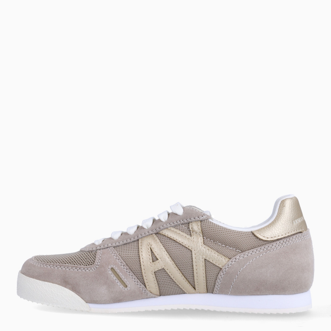 Deportivas de la marca Armani Exchange, modelo XM94. Exterior en naylon color beig con logotipo de marca en dorado. Interior en piel color blanco, con plantilla acolchada y extraíble para máxima comodidad. Cierre de las deportivas con cordones. Deportivas con suela plana de goma. Estas deportivas Armani Exchange XM94 son un complemento clásico e ideal de comodidad y estilo para tu día a día.