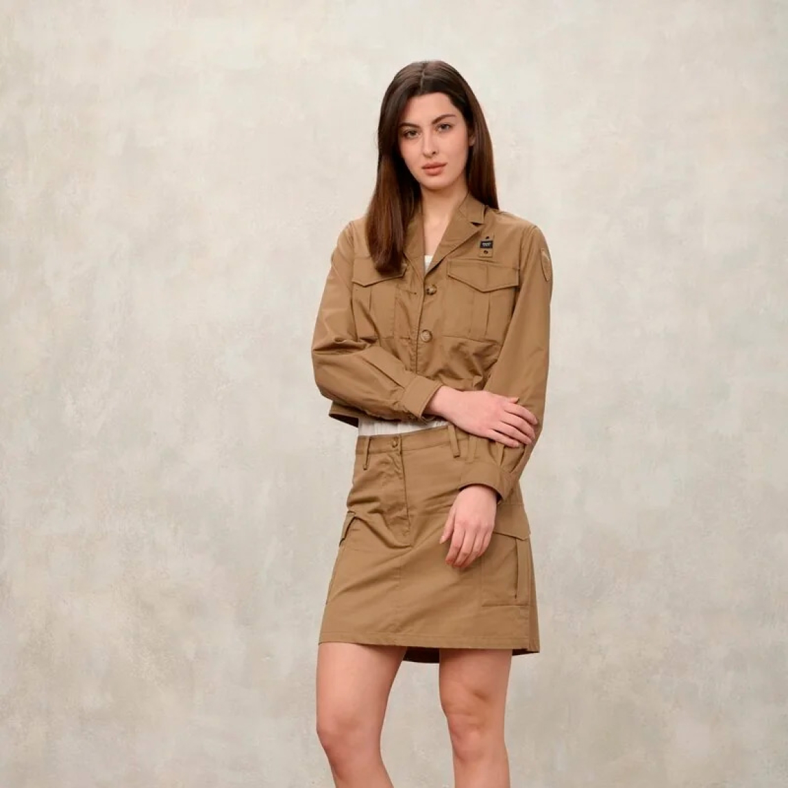 Chaqueta corta de la marca Blauer, modelo CLEMENT. Chaqueta Blauer elaborada en algodón con cuello de doble solapa. Pinzas en el bajo, delante y atrás, para un look chic y desenvuelto que destaca la figura. Cierre de chaqueta Blauer con botones. Dos automáticos en el bajo. Bolsillos con fuelle y solapa. Apertura en el bajo de la manga con botón. Bolsillo interno con velcro. Parche y presilla con logo. Chaqueta Blauer CLEMENT ideal para esta temporada!