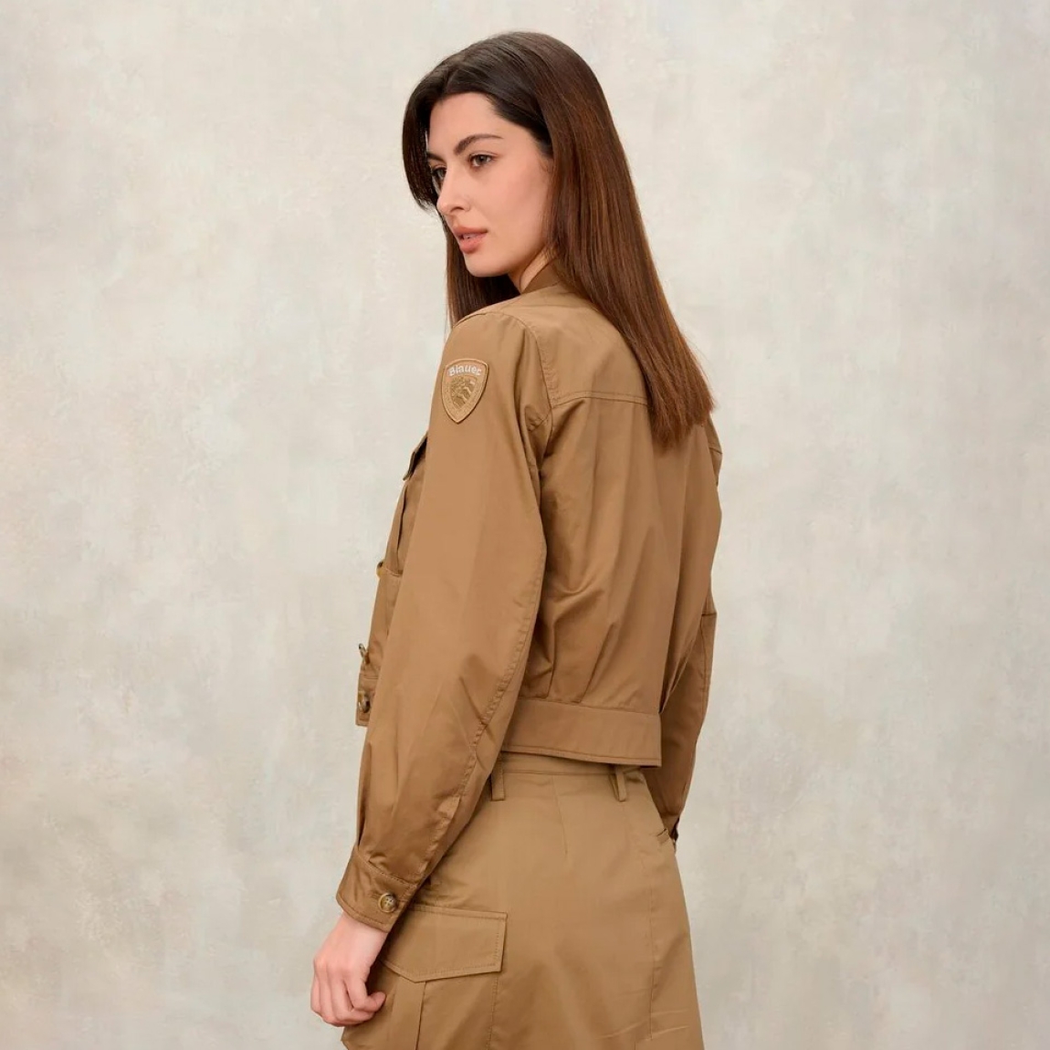 Chaqueta corta de la marca Blauer, modelo CLEMENT. Chaqueta Blauer elaborada en algodón con cuello de doble solapa. Pinzas en el bajo, delante y atrás, para un look chic y desenvuelto que destaca la figura. Cierre de chaqueta Blauer con botones. Dos automáticos en el bajo. Bolsillos con fuelle y solapa. Apertura en el bajo de la manga con botón. Bolsillo interno con velcro. Parche y presilla con logo. Chaqueta Blauer CLEMENT ideal para esta temporada!