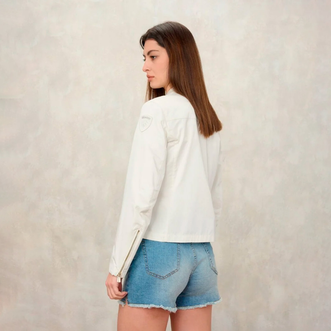 Chaqueta de la marca Blauer, modelo BLAKE. Chaqueta elaborada en algodón con cuello coreano color blanco. Las líneas son fluidas y esenciales con detalles modernos y refinados para un estilo casual pero elegante. Cierre de chaqueta Blauer con cremallera. Bolsillos dobles abiertos y con automático. Puño cerrado con cremallera profunda. Bolsillo interno con Velcro. Parche y presilla con logo. Chaqueta Blauer BLAKE ideal para ti!