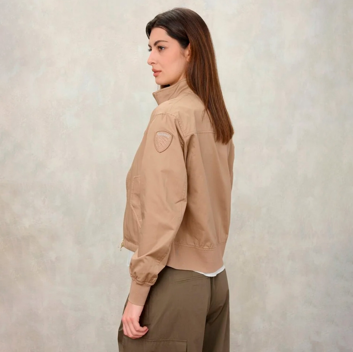 Chaqueta de la marca Blauer, modelo CARNEYED. Chaqueta elaborada en algodón con cuello alto. Una chaqueta Blauer que une las líneas limpias clásicas con las modernas del bomber. Cierre con cremallera. Bolsillos con automático. Costilla en el interior del cuello, en los puños y en el fondo trasero. Bolsillo interno con Velcro. Parche y presilla con logo. Chaqueta Blauer CARNEYED es un complemento ideal para esta temporada!