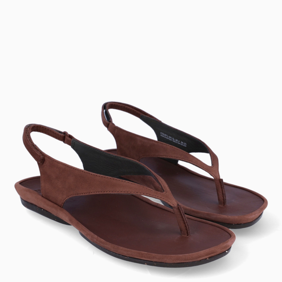 Sandalias de la marca Camper, modelo K871. Exterior en ante color marrón y tiras cruzadas en pala. Interior en piel color marrón. Cierre con velcro en tobillo. Sandalias Camper con suela de goma. Estas sandalias Camper K871 son unas clásicas, ideales para diferentes looks!