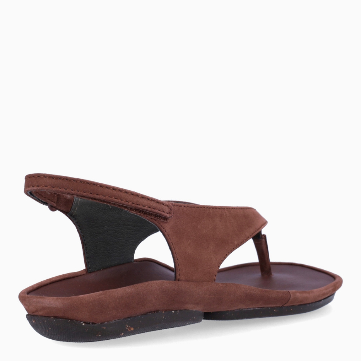 Sandalias de la marca Camper, modelo K871. Exterior en ante color marrón y tiras cruzadas en pala. Interior en piel color marrón. Cierre con velcro en tobillo. Sandalias Camper con suela de goma. Estas sandalias Camper K871 son unas clásicas, ideales para diferentes looks!