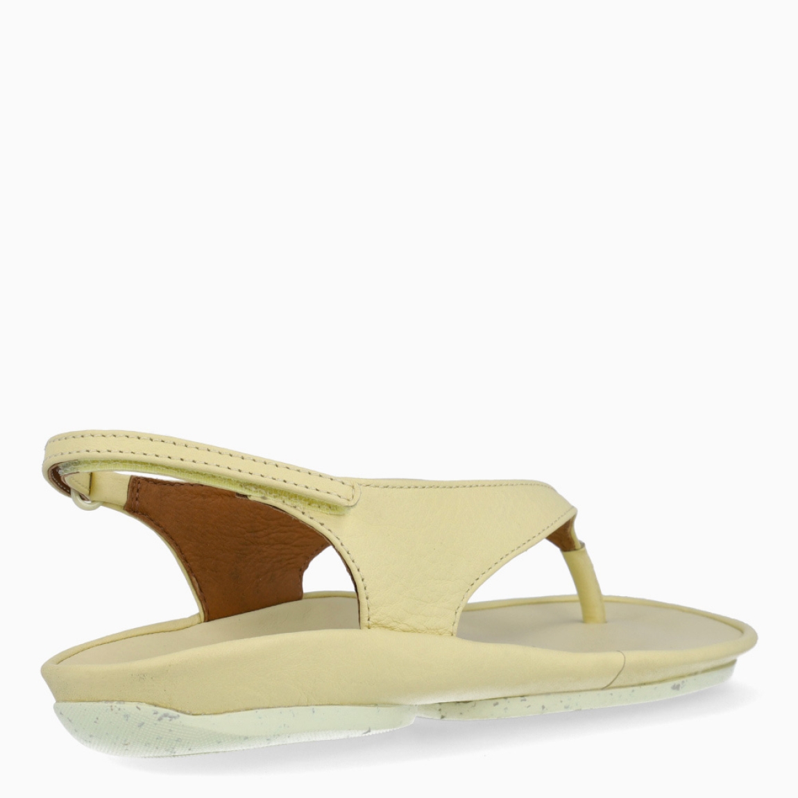 Sandalias de la marca Camper, modelo K871. Exterior en piel color amarillo y tiras cruzadas en pala. Interior en piel color amarillo. Cierre con velcro en tobillo. Sandalias Camper con suela de goma. Estas sandalias Camper K871 son unas clásicas, ideales para diferentes looks!