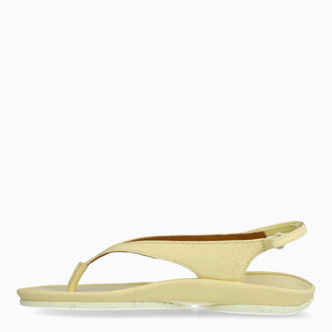 Sandalias de la marca Camper, modelo K871. Exterior en piel color amarillo y tiras cruzadas en pala. Interior en piel color amarillo. Cierre con velcro en tobillo. Sandalias Camper con suela de goma. Estas sandalias Camper K871 son unas clásicas, ideales para diferentes looks!