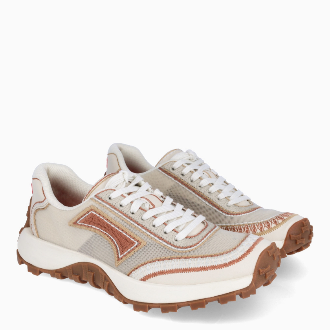 Deportivas de la marca Camper, modelo VIVIAM. Exterior en naylon color beig con detalle en marrón. Deportivas clásicas con cierre de cordones en pala color blanco. Suela de goma dentada. Estas deportivas Camper VIVIAM son unas clásicas, ideales para tu día a día!