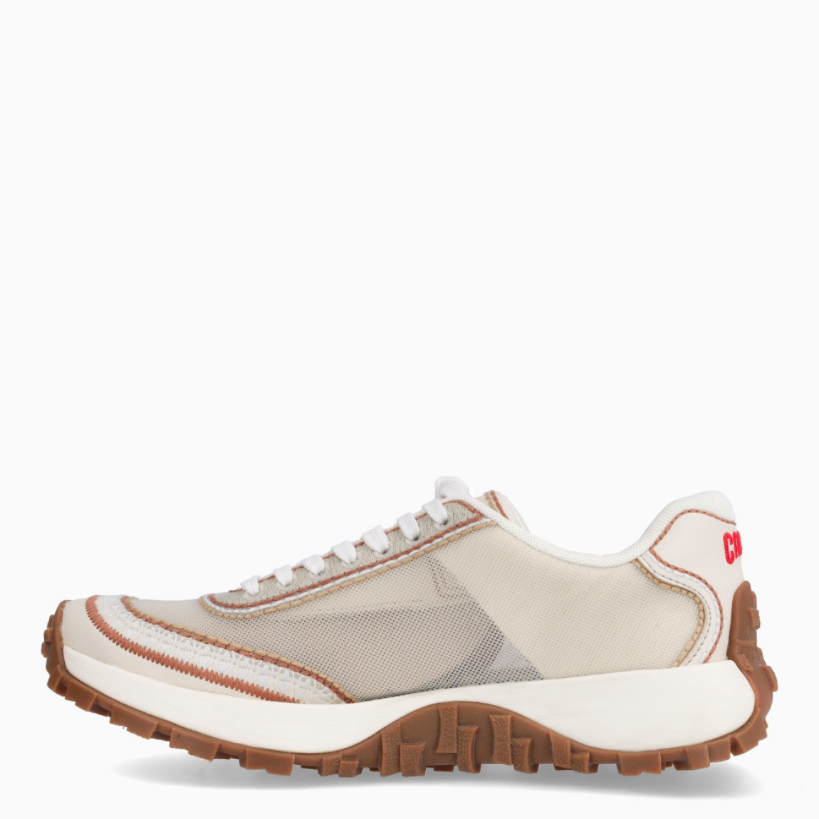 Deportivas de la marca Camper, modelo VIVIAM. Exterior en naylon color beig con detalle en marrón. Deportivas clásicas con cierre de cordones en pala color blanco. Suela de goma dentada. Estas deportivas Camper VIVIAM son unas clásicas, ideales para tu día a día!