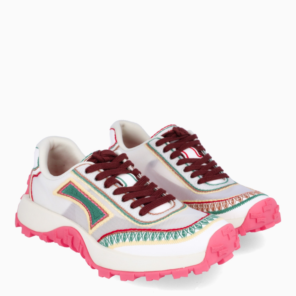 Deportivas de la marca Camper, modelo VIVIAM. Exterior en naylon color blanco con detalle en multicolor. Deportivas clásicas con cierre de cordones en pala color granate. Suela de goma dentada. Estas deportivas Camper VIVIAM son unas clásicas, ideales para tu día a día!