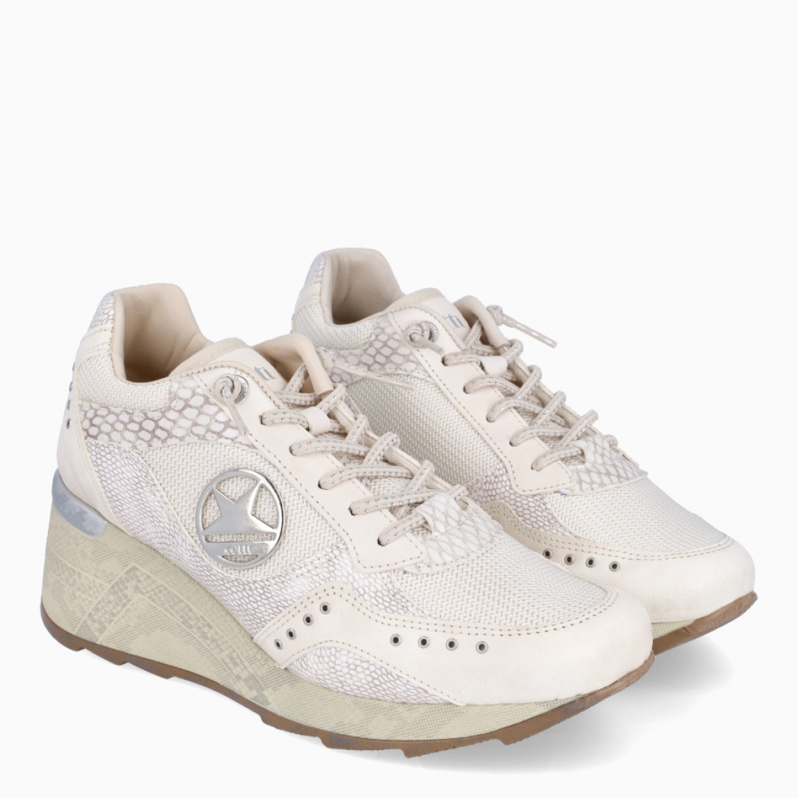 Deportivas de la marca Cetti, modelo C-1414. Exterior de las deportivas de naylon color beig. Interior de las deportivas en piel color blanco. Cierre de las deportivas con cordones elásticos. Plantilla de piel acolchada para garantizar la máxima comodidad. Suela de 6cm de altura, incluyendo 2cm de plataforma. La deportiva Cetti C-1414 te brindará una comodidad absoluta en tu día a día!