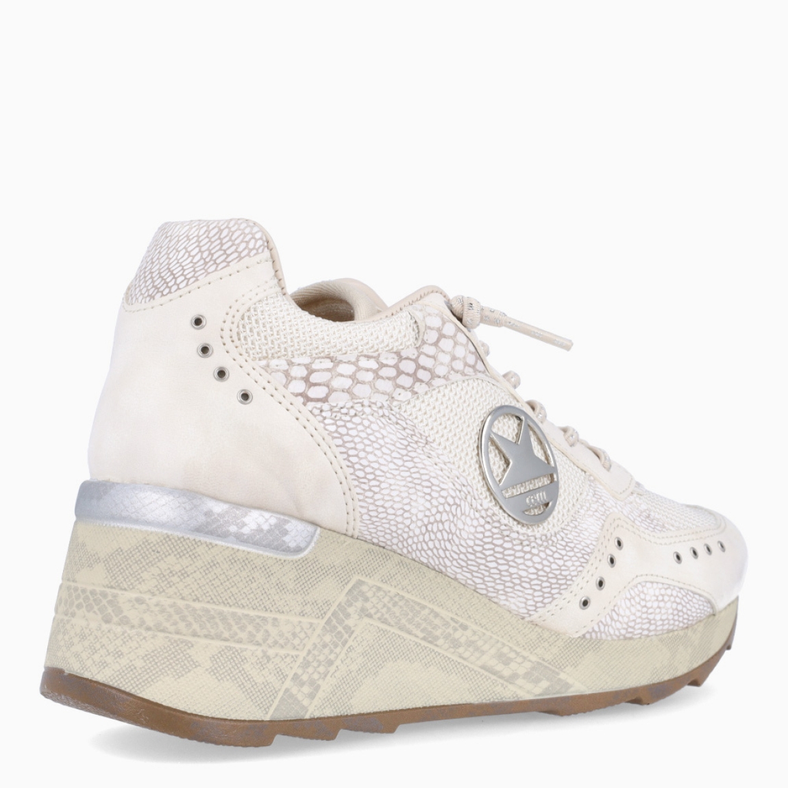Deportivas de la marca Cetti, modelo C-1414. Exterior de las deportivas de naylon color beig. Interior de las deportivas en piel color blanco. Cierre de las deportivas con cordones elásticos. Plantilla de piel acolchada para garantizar la máxima comodidad. Suela de 6cm de altura, incluyendo 2cm de plataforma. La deportiva Cetti C-1414 te brindará una comodidad absoluta en tu día a día!