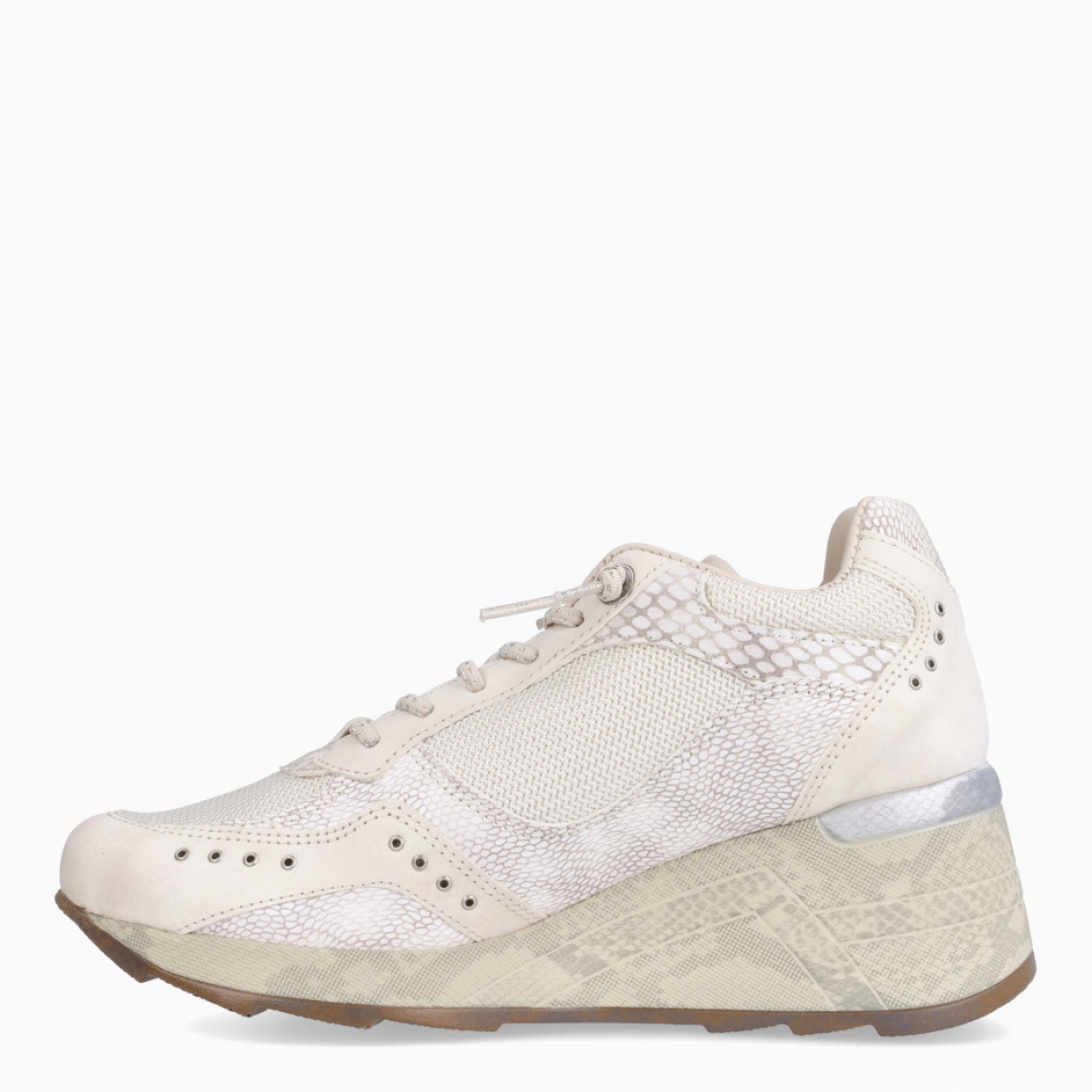 Deportivas de la marca Cetti, modelo C-1414. Exterior de las deportivas de naylon color beig. Interior de las deportivas en piel color blanco. Cierre de las deportivas con cordones elásticos. Plantilla de piel acolchada para garantizar la máxima comodidad. Suela de 6cm de altura, incluyendo 2cm de plataforma. La deportiva Cetti C-1414 te brindará una comodidad absoluta en tu día a día!