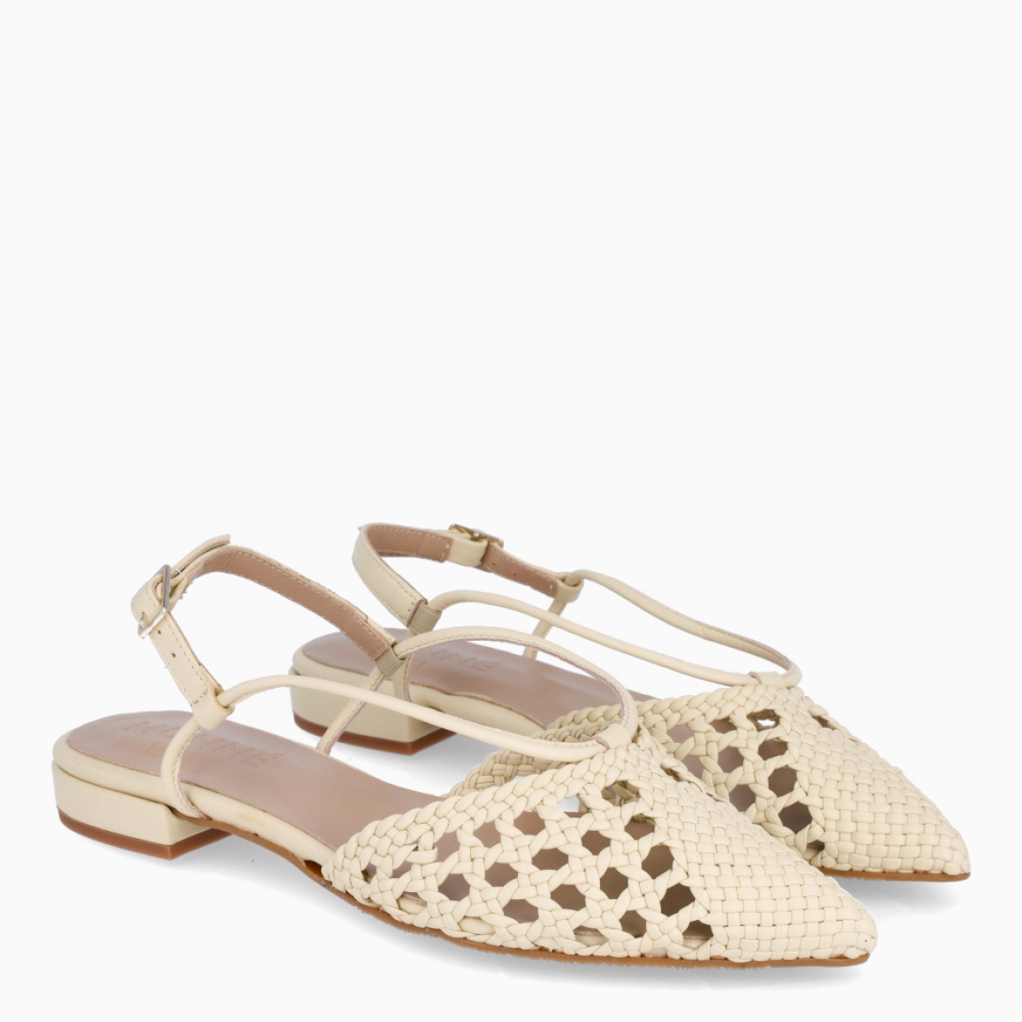 Salones destalonados de la marca Munné, modelo BURGA. Salones elaborados en piel trenzada color amarillo. Salones en punta de lápiz con dos tiras en pala que llevan hasta el cierre con hebilla en talón. Suela de goma plana. Estos salones Munné BURGA son un complemento con estilo, elegancia y comodidad, perfectos para la temporada!