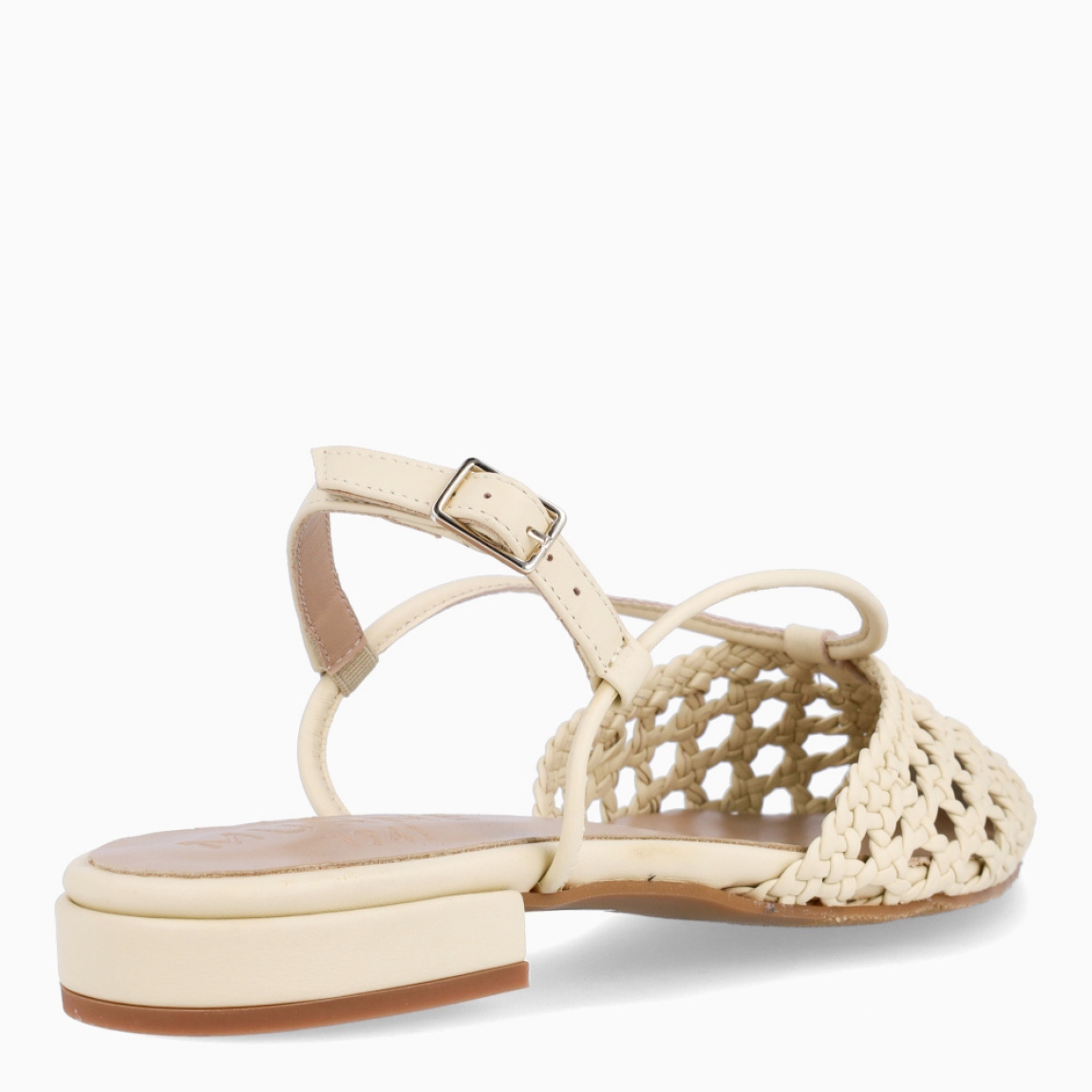 Salones destalonados de la marca Munné, modelo BURGA. Salones elaborados en piel trenzada color amarillo. Salones en punta de lápiz con dos tiras en pala que llevan hasta el cierre con hebilla en talón. Suela de goma plana. Estos salones Munné BURGA son un complemento con estilo, elegancia y comodidad, perfectos para la temporada!