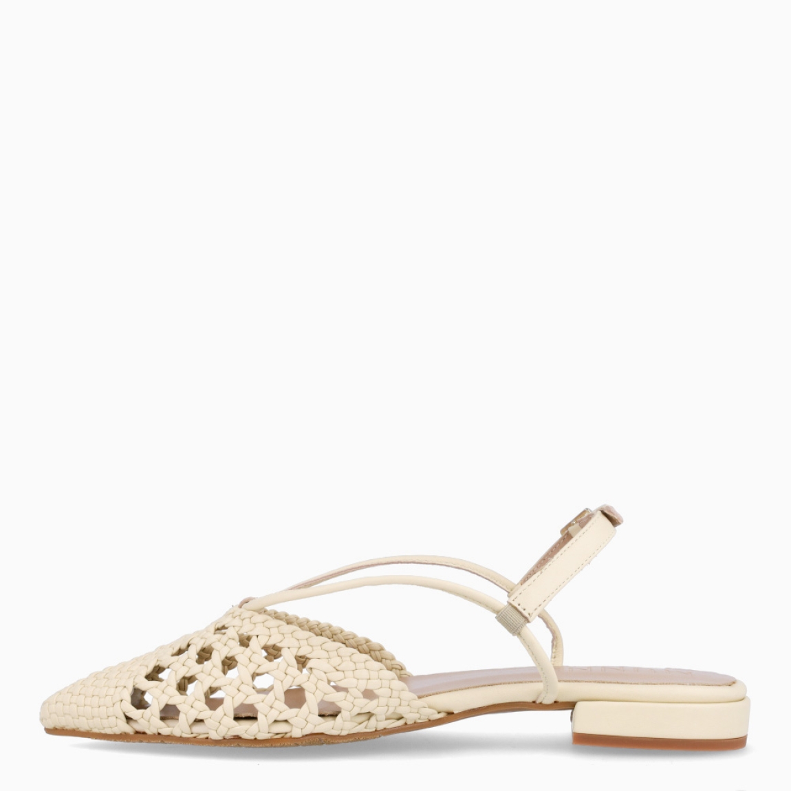 Salones destalonados de la marca Munné, modelo BURGA. Salones elaborados en piel trenzada color amarillo. Salones en punta de lápiz con dos tiras en pala que llevan hasta el cierre con hebilla en talón. Suela de goma plana. Estos salones Munné BURGA son un complemento con estilo, elegancia y comodidad, perfectos para la temporada!