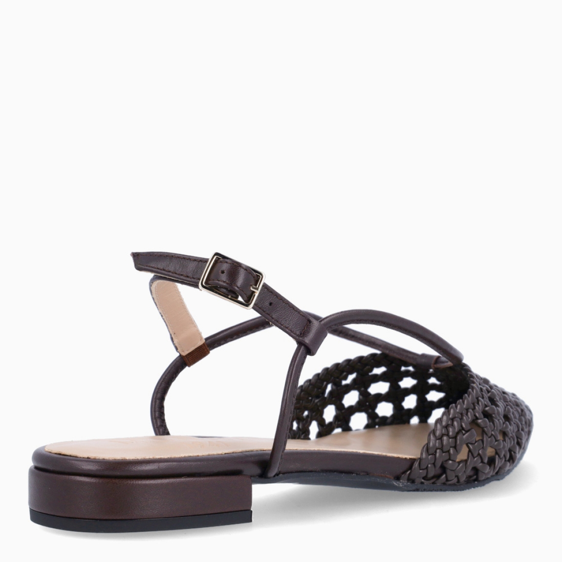 Salones destalonados de la marca Munné, modelo BURGA. Salones elaborados en piel trenzada color marrón. Salones en punta de lápiz con dos tiras en pala que llevan hasta el cierre con hebilla en talón. Suela de goma plana. Estos salones Munné BURGA son un complemento con estilo, elegancia y comodidad, perfectos para la temporada!