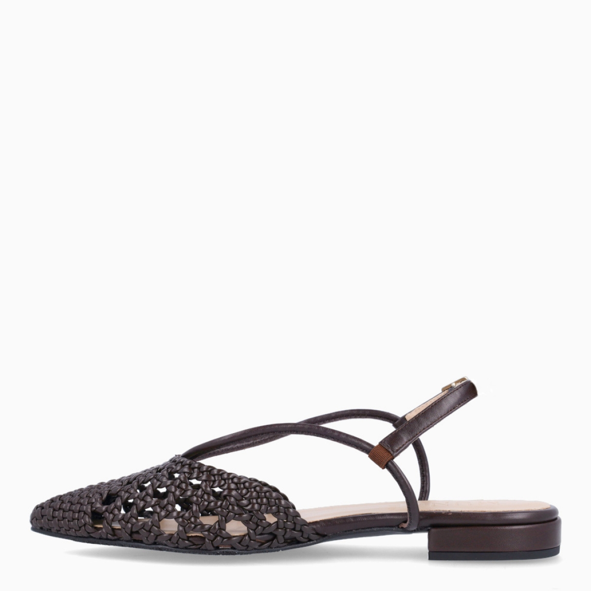 Salones destalonados de la marca Munné, modelo BURGA. Salones elaborados en piel trenzada color marrón. Salones en punta de lápiz con dos tiras en pala que llevan hasta el cierre con hebilla en talón. Suela de goma plana. Estos salones Munné BURGA son un complemento con estilo, elegancia y comodidad, perfectos para la temporada!