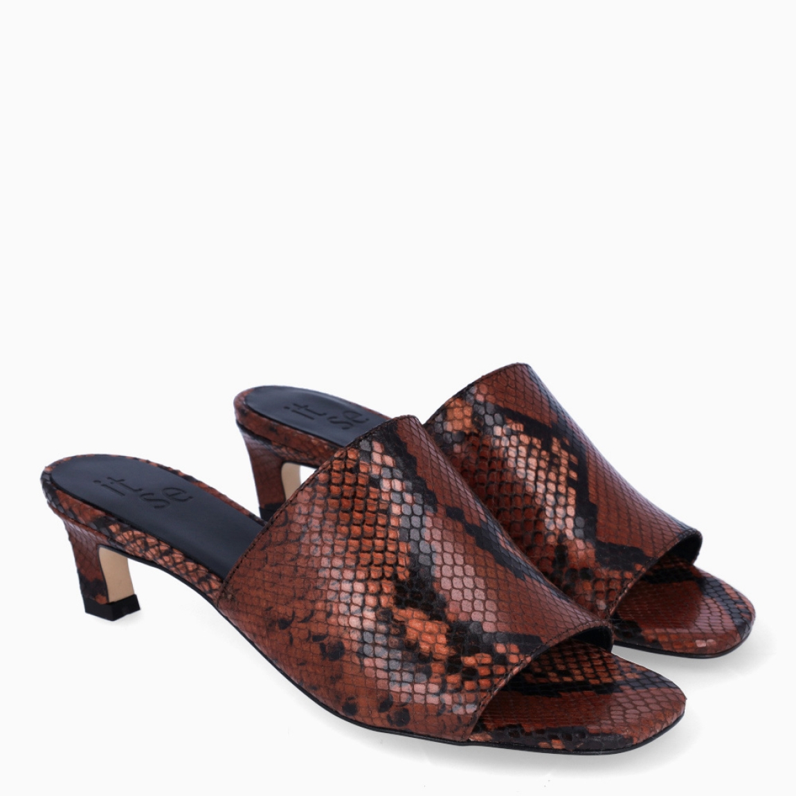 Sandalias de la marca Itse, modelo NAOMI. Elaboradas en piel con estampado serpiente color marrón. Sandalias Itse destalonadas con tacón de 6cm de altura. Estas sandalias Itse NAOMI son un complemento ideal para esta temporada!