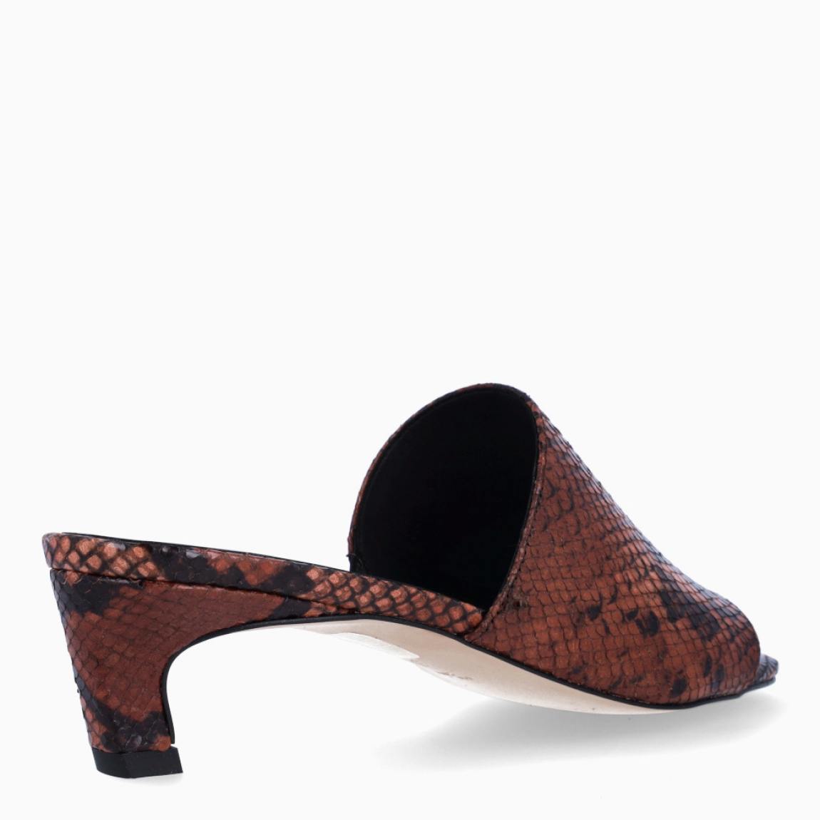 Sandalias de la marca Itse, modelo NAOMI. Elaboradas en piel con estampado serpiente color marrón. Sandalias Itse destalonadas con tacón de 6cm de altura. Estas sandalias Itse NAOMI son un complemento ideal para esta temporada!