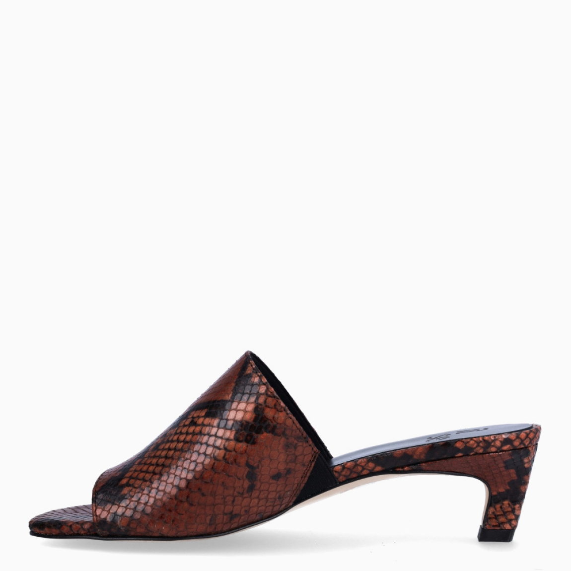 Sandalias de la marca Itse, modelo NAOMI. Elaboradas en piel con estampado serpiente color marrón. Sandalias Itse destalonadas con tacón de 6cm de altura. Estas sandalias Itse NAOMI son un complemento ideal para esta temporada!