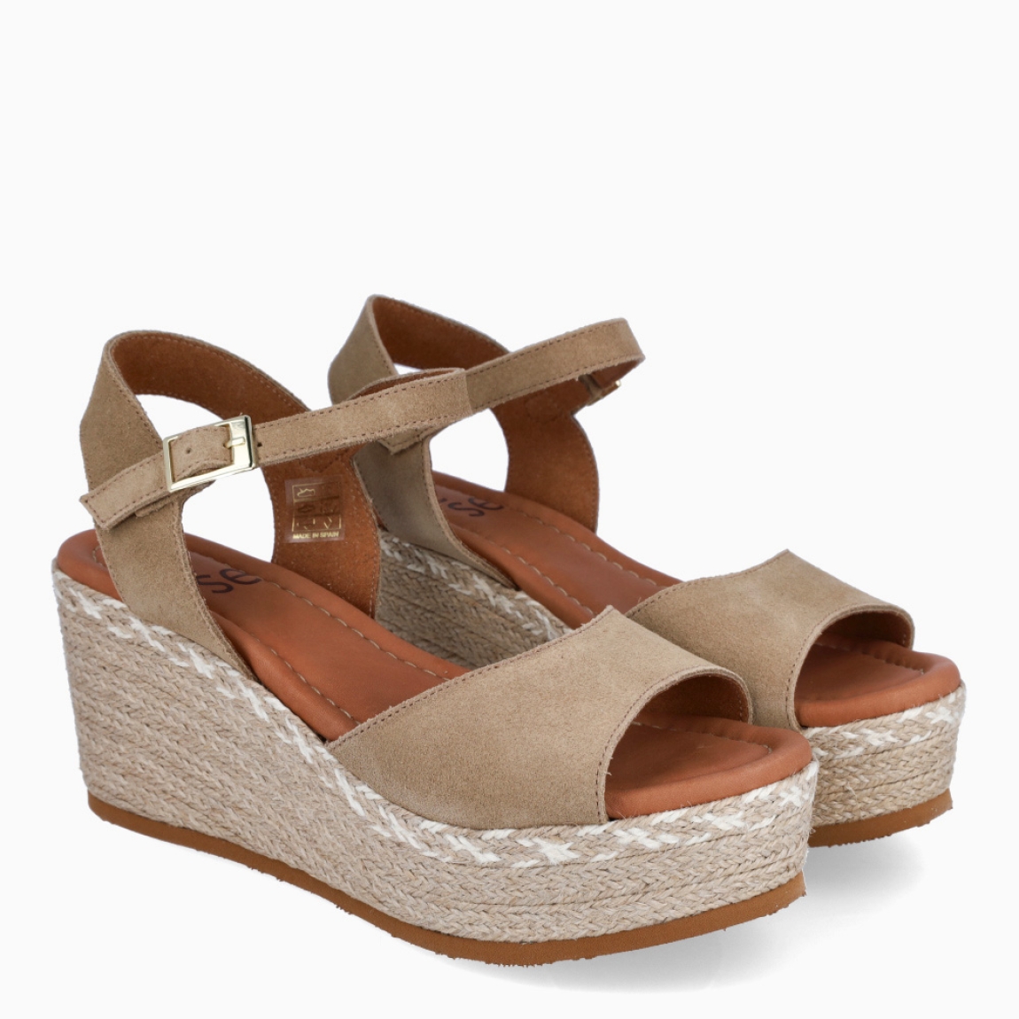 Sandalias de la marca Itse, modelo ANGIE. Exterior de las sandalias en ante color camel. Interior de las sandalias en piel color camel. Cierre de las sandalias Itse con hebilla y cuña de 6cm de altura. Estas sandalias Itse ANGIE son el complemento ideal para crear diferentes looks esta temporada, y sobre todo, gozar de una comodidad espectacular en tu día a día.