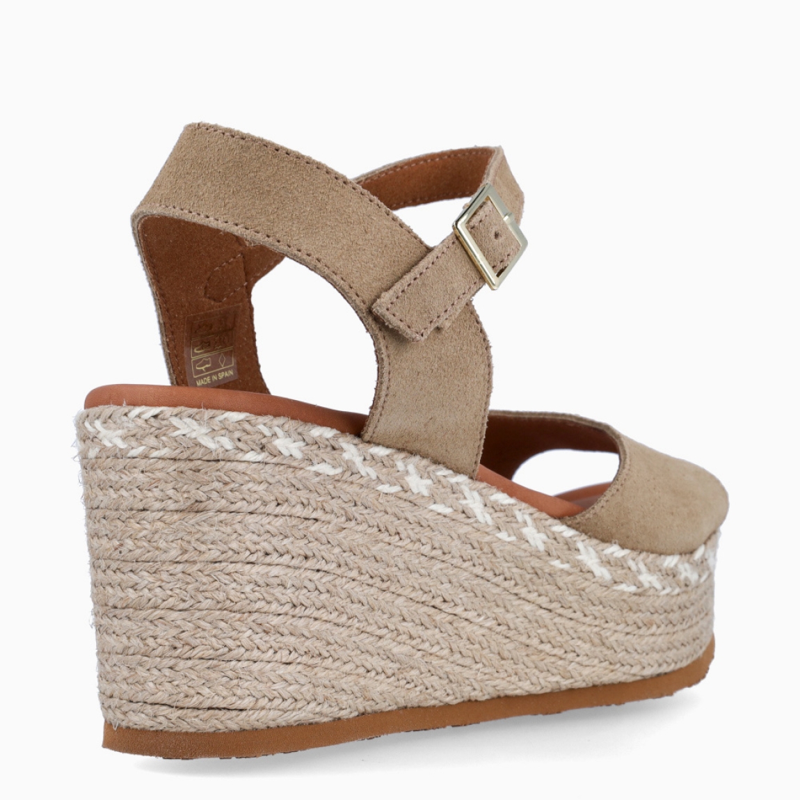 Sandalias de la marca Itse, modelo ANGIE. Exterior de las sandalias en ante color camel. Interior de las sandalias en piel color camel. Cierre de las sandalias Itse con hebilla y cuña de 6cm de altura. Estas sandalias Itse ANGIE son el complemento ideal para crear diferentes looks esta temporada, y sobre todo, gozar de una comodidad espectacular en tu día a día.