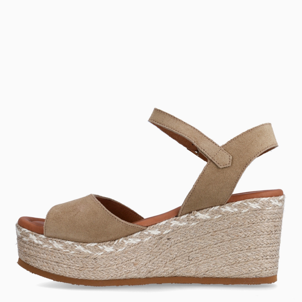 Sandalias de la marca Itse, modelo ANGIE. Exterior de las sandalias en ante color camel. Interior de las sandalias en piel color camel. Cierre de las sandalias Itse con hebilla y cuña de 6cm de altura. Estas sandalias Itse ANGIE son el complemento ideal para crear diferentes looks esta temporada, y sobre todo, gozar de una comodidad espectacular en tu día a día.