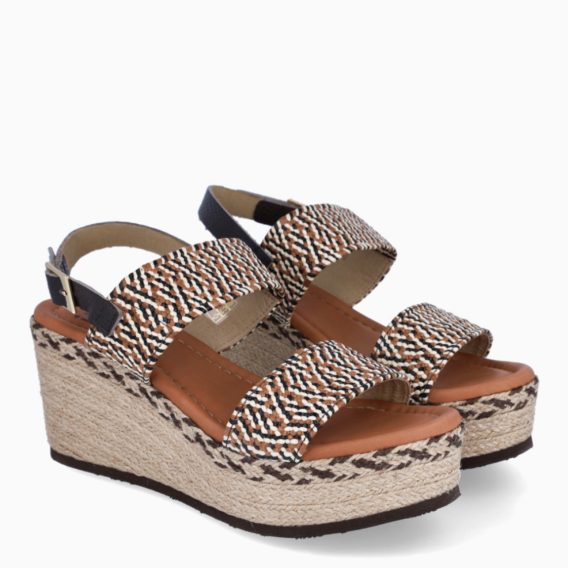 Sandalias de la marca Itse, modelo ANGIE. Exterior de las sandalias en rafia color cuero con doble tira en pala. Interior de las sandalias en piel color camel. Cierre de las sandalias Itse con hebilla y cuña de 6cm de altura. Estas sandalias Itse ANGIE son el complemento ideal para crear diferentes looks esta temporada, y sobre todo, gozar de una comodidad espectacular en tu día a día.