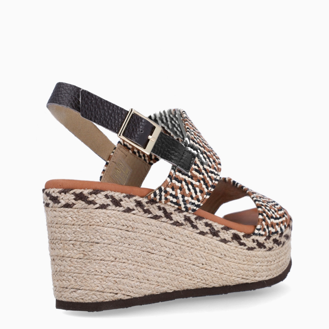 Sandalias de la marca Itse, modelo ANGIE. Exterior de las sandalias en rafia color cuero con doble tira en pala. Interior de las sandalias en piel color camel. Cierre de las sandalias Itse con hebilla y cuña de 6cm de altura. Estas sandalias Itse ANGIE son el complemento ideal para crear diferentes looks esta temporada, y sobre todo, gozar de una comodidad espectacular en tu día a día.