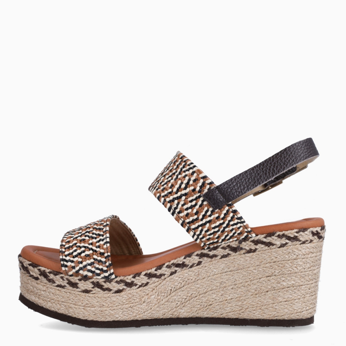 Sandalias de la marca Itse, modelo ANGIE. Exterior de las sandalias en rafia color cuero con doble tira en pala. Interior de las sandalias en piel color camel. Cierre de las sandalias Itse con hebilla y cuña de 6cm de altura. Estas sandalias Itse ANGIE son el complemento ideal para crear diferentes looks esta temporada, y sobre todo, gozar de una comodidad espectacular en tu día a día.