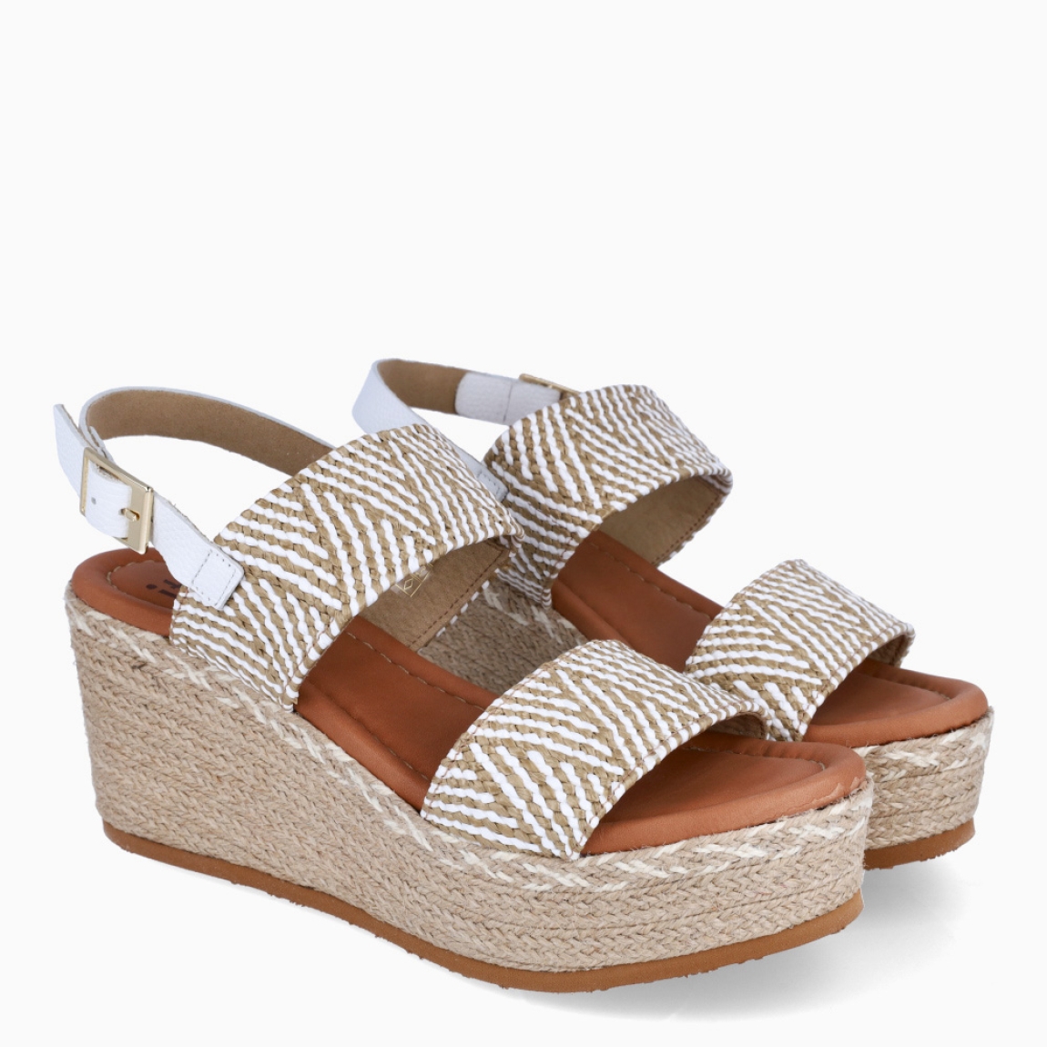 Sandalias de la marca Itse, modelo ANGIE. Exterior de las sandalias en rafia color beig con doble tira en pala. Interior de las sandalias en piel color camel. Cierre de las sandalias Itse con hebilla y cuña de 6cm de altura. Estas sandalias Itse ANGIE son el complemento ideal para crear diferentes looks esta temporada, y sobre todo, gozar de una comodidad espectacular en tu día a día.